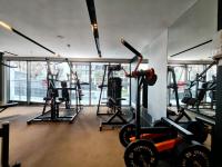 CaiCai Homes 1 BHK Nobles Tower Business Bay 5 min Drive to Dubai Mall的健身中心和&#47;或健身设施