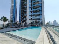 CaiCai Homes 1 BHK Nobles Tower Business Bay 5 min Drive to Dubai Mall内部或周边的泳池