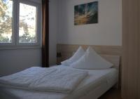 柏林Ferienpark Rübezahl am Müggelsee, Haus 22 Heide mit eigener Sauna, idealer Ort für Natur- und Erholungssuchende, für Radfahrer, Familien mit Kindern und Hundeliebhaber的带窗户的卧室里有一张白色的床