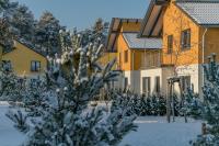 柏林Ferienpark Rübezahl am Müggelsee, Haus 20 Mohn mit eigener Sauna, idealer Ort für Natur- und Erholungssuchende, für Radfahrer und Familien mit Kindern的建筑物前的雪覆盖的树