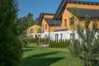 柏林Ferienpark Rübezahl am Müggelsee, Haus 20 Mohn mit eigener Sauna, idealer Ort für Natur- und Erholungssuchende, für Radfahrer und Familien mit Kindern的院子中的一排房子