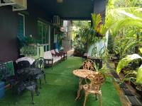 Marco Polo Rest House外面的花园