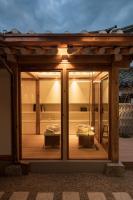 首尔Nostalgia Hanok Hotel的带玻璃窗和露台的房间