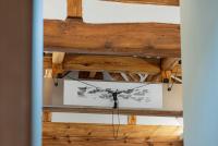 首尔Nostalgia Hanok Hotel的吊灯挂在木天花板上