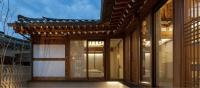 首尔Nostalgia Hanok Hotel的屋顶房屋的外部景色