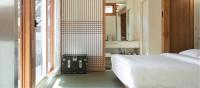 首尔Nostalgia Hanok Hotel的带白色床和窗户的卧室