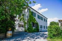 多瑙河畔克雷姆斯Gasthof Leindl的一座白色的建筑,上面有绿色常春藤