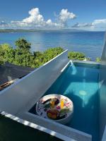 Epic Suites Bohol ADULTS ONLY内部或周边的泳池