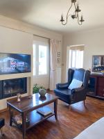 Lorantina Luxury Sea View Holiday House close to Barbati &amp; Ipsos Beach with Starlink WiFi的电视和&#47;或娱乐中心