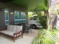 Marco Polo Rest House外面的花园
