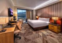 Atlantis Casino Resort Spa的电视和&#47;或娱乐中心