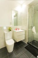 Accra Luxury Apartments at The Gallery的一间浴室