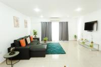 Accra Luxury Apartments at The Gallery的电视和/或娱乐中心