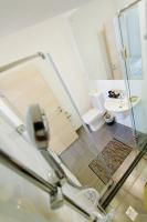 Accra Luxury Apartments at The Gallery的一间浴室