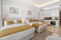 Chalet Homes - LUX New Studio With 2 Double Beds in Downtown Dubai客房内的一张或多张床位