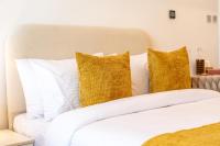 Chalet Homes - LUX New Studio With 2 Double Beds in Downtown Dubai客房内的一张或多张床位