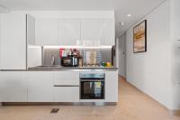 Chalet Homes - LUX New Studio With 2 Double Beds in Downtown Dubai的厨房或小厨房