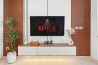 迪拜Chalet Homes - LUX New Studio With 2 Double Beds in Downtown Dubai的客厅里电视架上电视