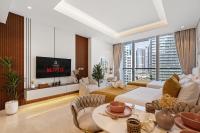 迪拜Chalet Homes - LUX New Studio With 2 Double Beds in Downtown Dubai的一间带床和电视的酒店房间
