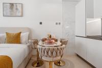 Chalet Homes - LUX New Studio With 2 Double Beds in Downtown Dubai的休息区