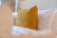 Chalet Homes - LUX New Studio With 2 Double Beds in Downtown Dubai客房内的一张或多张床位