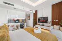 迪拜Chalet Homes - LUX New Studio With 2 Double Beds in Downtown Dubai的卧室里有一张床，床上有一条毛巾