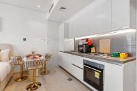 Chalet Homes - LUX New Studio With 2 Double Beds in Downtown Dubai的厨房或小厨房