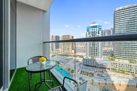 Chalet Homes - LUX New Studio With 2 Double Beds in Downtown Dubai的阳台或露台