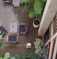 清迈Khunluang Hostel的享有带椅子和植物的露台的顶部景致