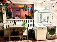 Quiet & Centrally located House - PRIVATE PARKING, LAUNDRY AND STORAGE FOR LUGGAGE的厨房或小厨房