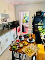 Quiet & Centrally located House - PRIVATE PARKING, LAUNDRY AND STORAGE FOR LUGGAGE的厨房或小厨房
