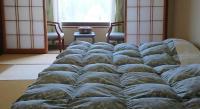 Tateyama Kokusai Hotel客房内的一张或多张床位