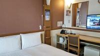 热海站前东横旅馆(Toyoko Inn Atami Ekimae) 的电视和/或娱乐中心