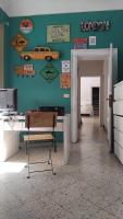 巴勒莫Sunshine Hostel Palermo的房间里有一张桌子，墙上贴着标志