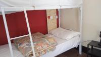 巴勒莫Sunshine Hostel Palermo的卧室配有带白色天篷的双层床