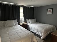 大洋城Atlantic Breeze Motel &amp; Apartments的有两张床和一扇窗户的卧室