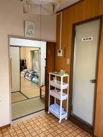 东京ハイツドリーム梦想小屋的一间带镜子的房间和一间带床的房间