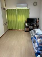 东京ハイツドリーム梦想小屋的一间卧室配有绿帘和一张床