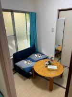 东京ハイツドリーム梦想小屋的带沙发和桌子的客厅