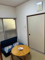 东京ハイツドリーム梦想小屋的一间设有蓝色沙发、桌子和门的房间