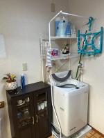 东京ハイツドリーム梦想小屋的有洗衣机和橱柜的房间