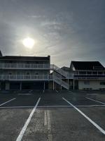大洋城Atlantic Breeze Motel &amp; Apartments的建筑物前的空停车场