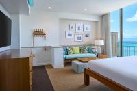 Kaimana Beach Hotel的电视和/或娱乐中心