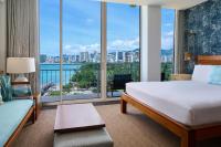 Kaimana Beach Hotel客房内的一张或多张床位