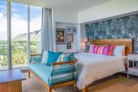 Kaimana Beach Hotel客房内的一张或多张床位