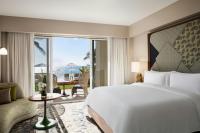 The St. Regis Bermuda Resort客房内的一张或多张床位