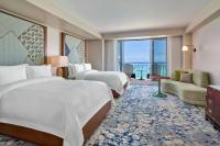 The St. Regis Bermuda Resort客房内的一张或多张床位