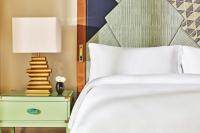 The St. Regis Bermuda Resort客房内的一张或多张床位
