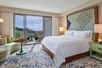 The St. Regis Bermuda Resort客房内的一张或多张床位