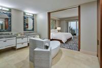The St. Regis Bermuda Resort客房内的一张或多张床位